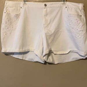 Lane Bryant size 28 Girlfriend Short floral Embroidered pockets